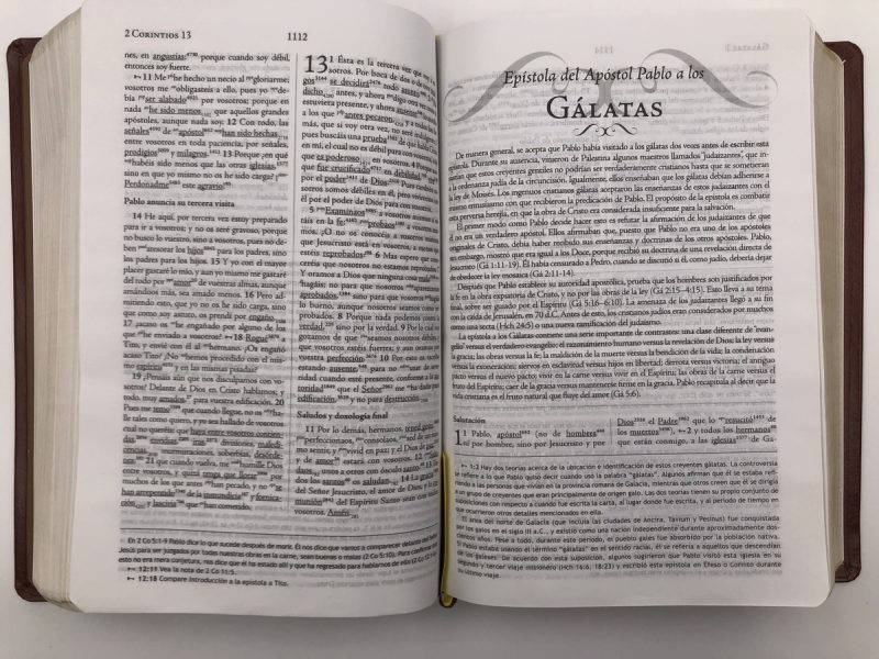** Una Biblia abierta que muestra el inicio de la Epístola del apóstol Pablo a los Gálatas, con texto en español.