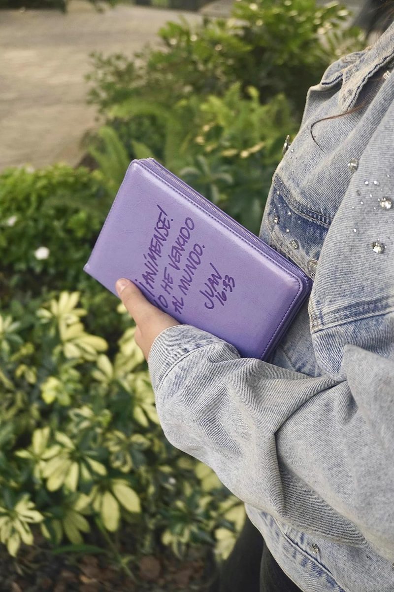 Biblia NVI Compacta Azul Lavanda Símil Piel con Cierre - Image 3