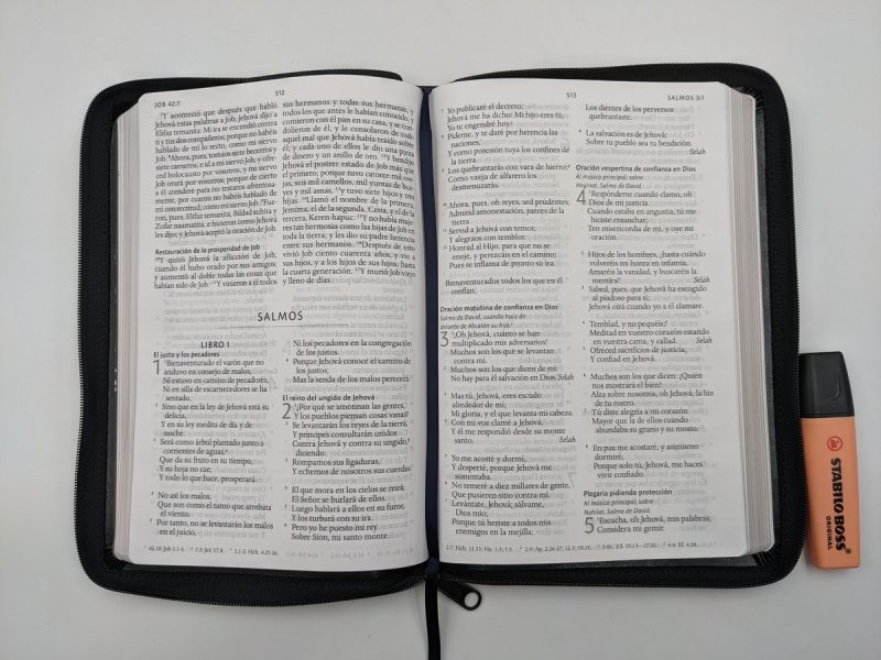 Biblia RVR 1960 Letra Grande Imitación Piel Negra con Cierre - Image 3