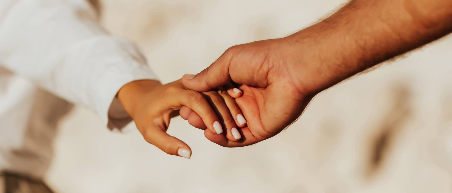 Qué es el Amor Según la Biblia - Una Guía para Comprender y Aplicar la Verdad Divina 1 Dos manos entrelazadas, simbolizando conexión y amor.