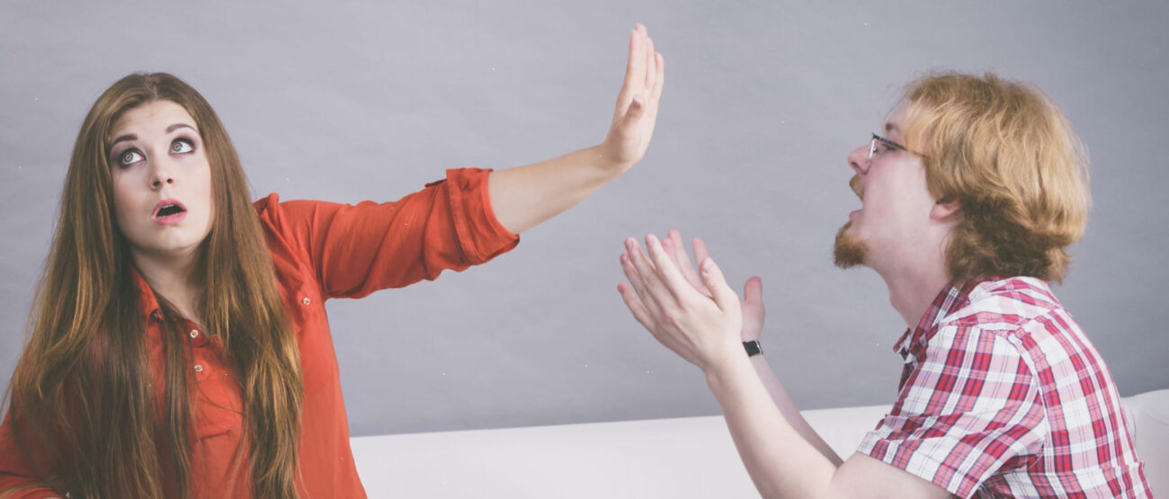 El perdón sin límites: ¿Qué significa “70 veces 7” en la Biblia? 2 Mujer levantando la palma de la mano ante un hombre suplicando perdón