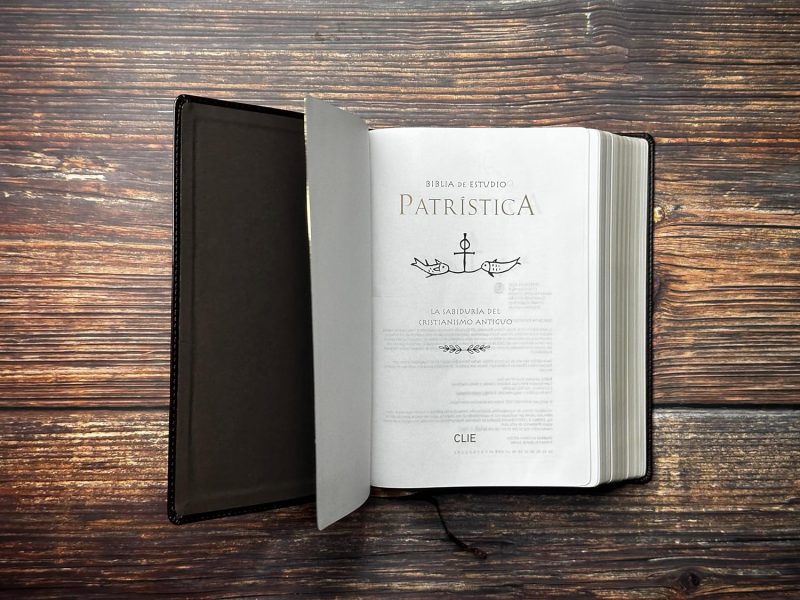 Biblia RVR 1977 de Estudio Patrística Café Símil Piel - Image 3