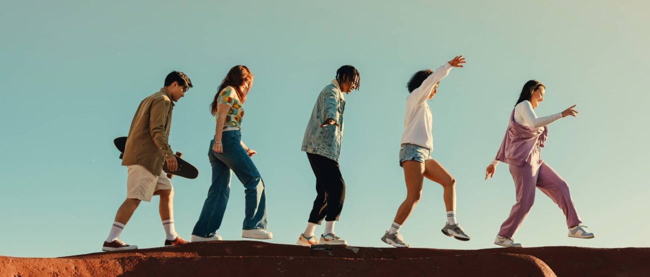 Jóvenes cristianos caminando juntos al aire libre como símbolo de su caminar en fe