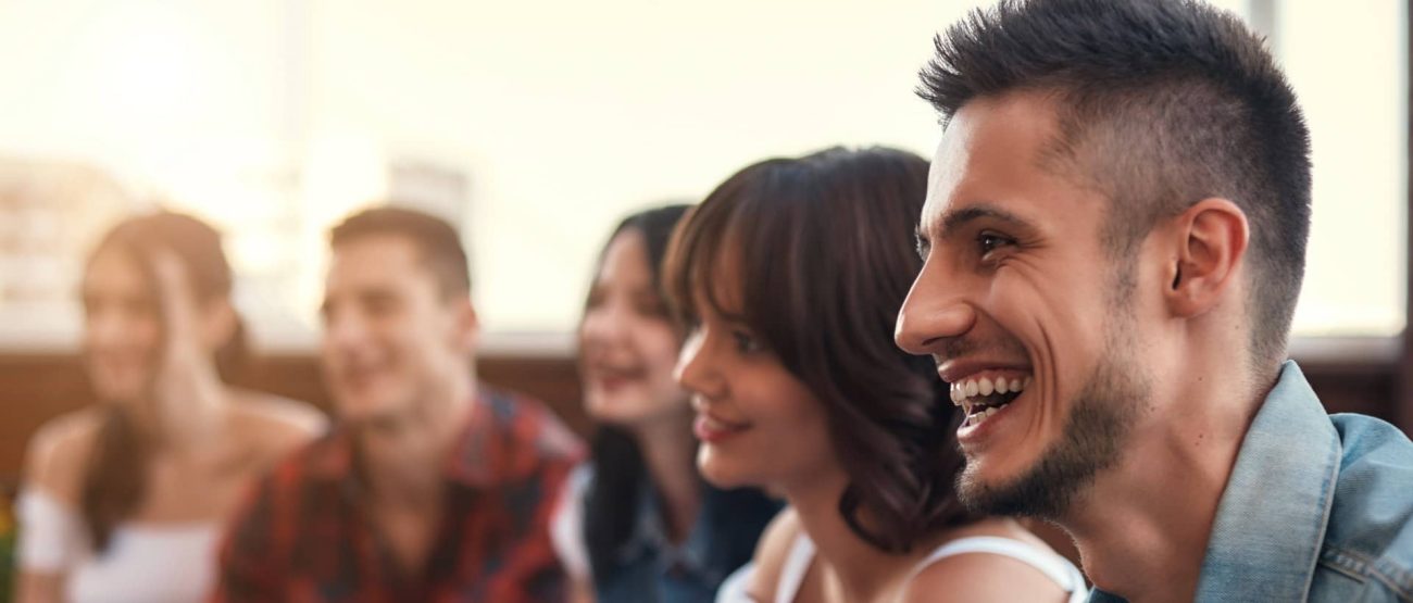 Grupo de jóvenes cristianos reunidos en conversación y risa durante una actividad espiritual