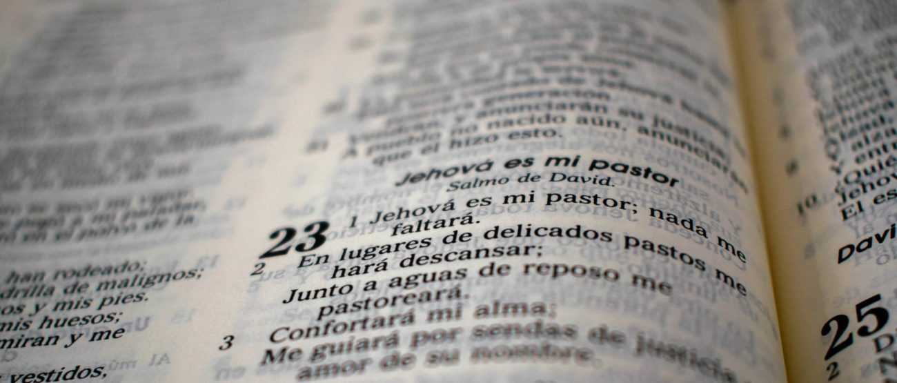 Enfoque sobre el Salmo 23 en una Biblia abierta.