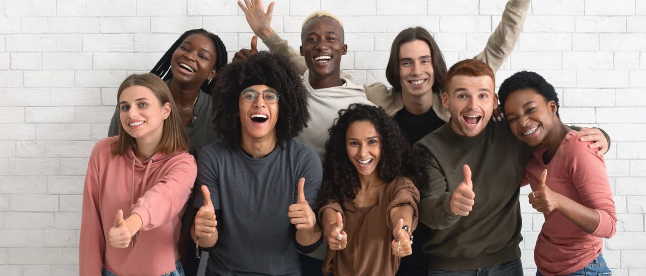 Grupo de jóvenes cristianos sonrientes mostrando unidad y alegría en su fe en Dios
