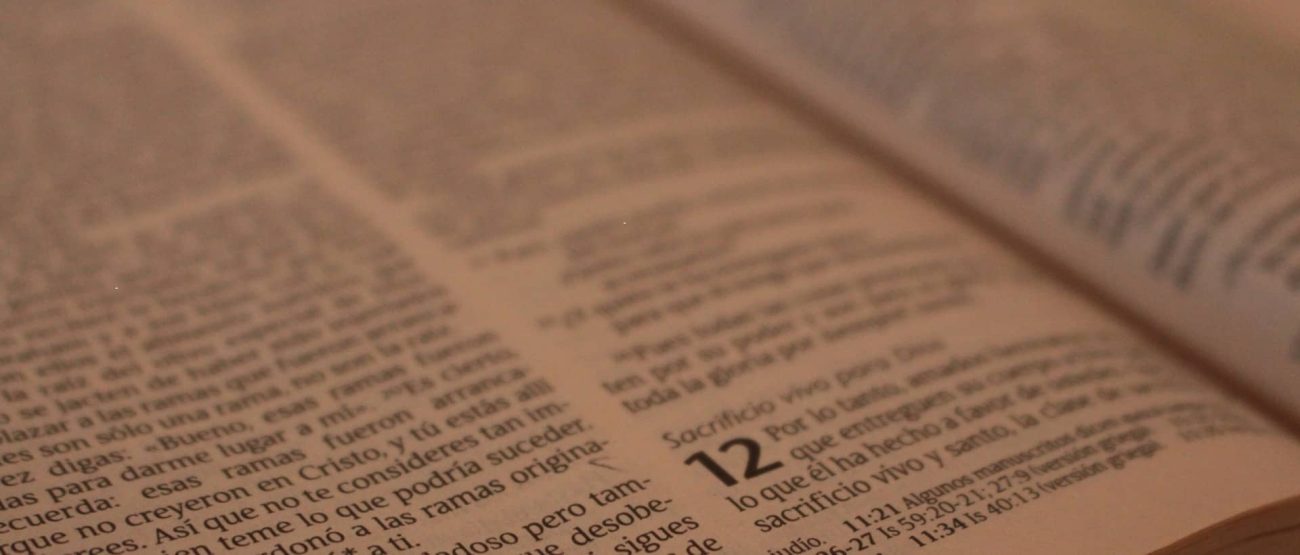 Página de una Biblia abierta mostrando el Salmo 38.