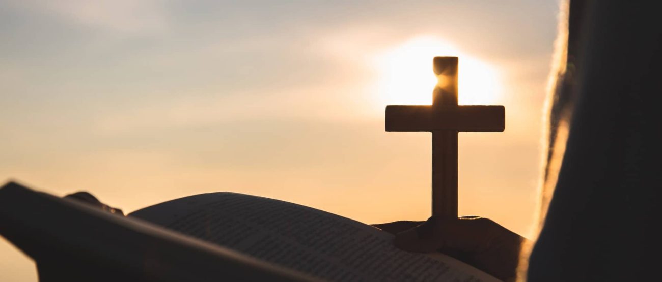 Páginas de la Biblia dobladas en forma de corazón representando el amor divino