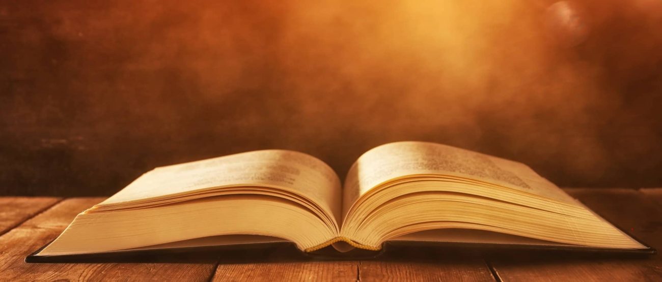 Salmo 91: Significado, Promesas y Cómo Orarlo en Tiempos Difíciles 5 Biblia abierta iluminada desde lo alto, símbolo de la respuesta y salvación de Dios.