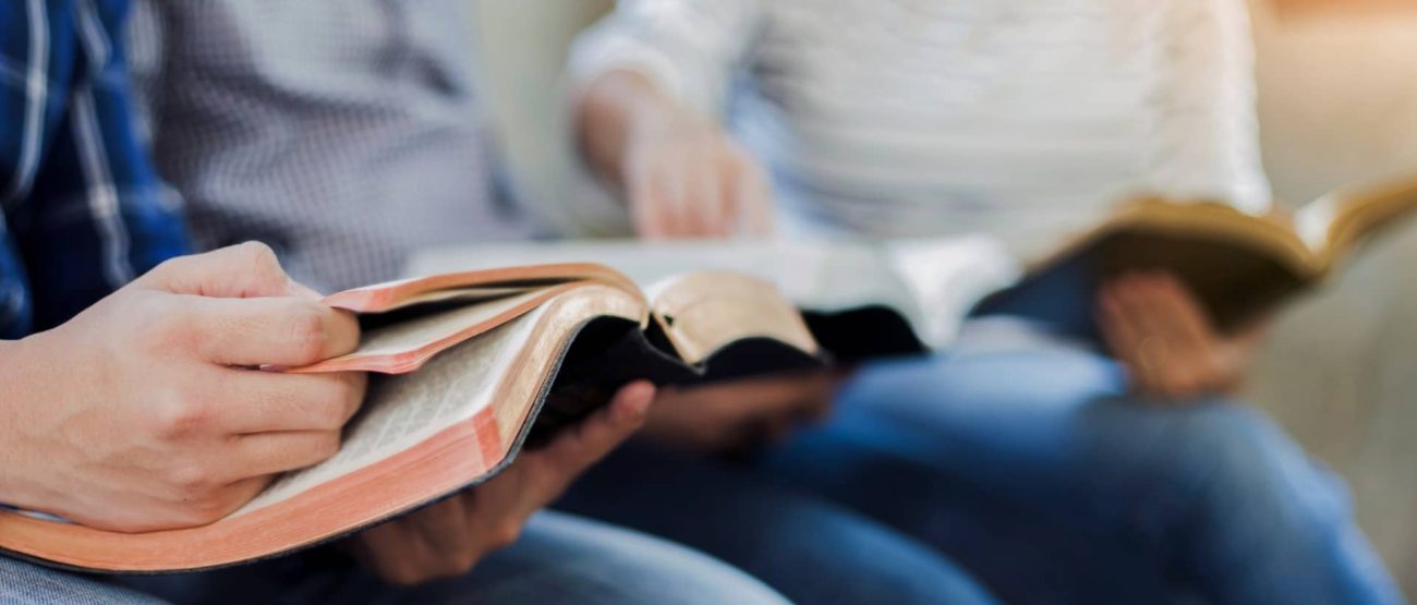 Salmo 91: Significado, Promesas y Cómo Orarlo en Tiempos Difíciles 2 Personas leyendo la Biblia juntas, compartiendo la fe y las promesas del Salmo 91.