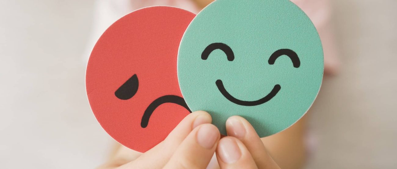 50 Versículos de ánimo y esperanza 7 Contraste entre tristeza y alegría simbolizando versículos bíblicos de ánimo y esperanza.