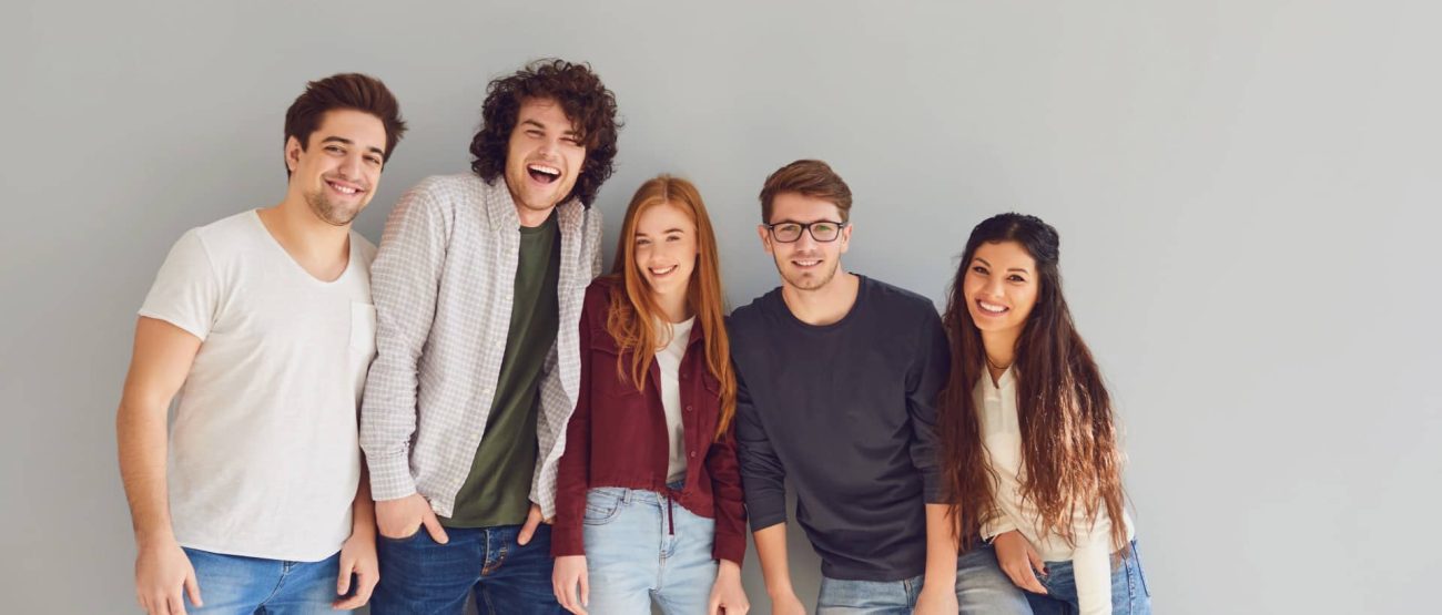 Estrategias Bíblicas para Defender Tu Fe: Guía para Jóvenes y Adultos 6 Grupo de jóvenes sonriendo, unidos y seguros en su identidad cristiana.