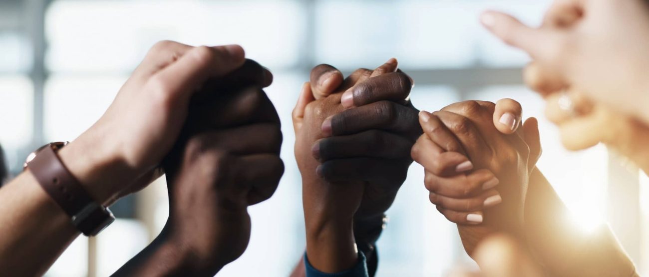 Estrategias Bíblicas para Defender Tu Fe: Guía para Jóvenes y Adultos 4 Manos unidas en oración con luz cálida, símbolo de reflexión y discernimiento.