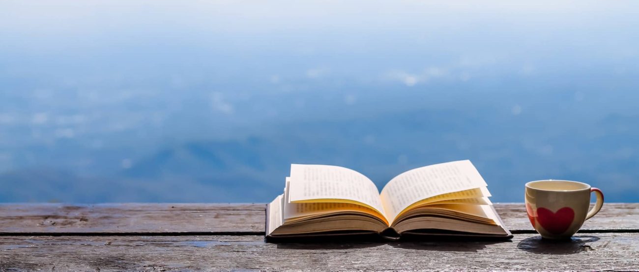 Estrategias Bíblicas para Defender Tu Fe: Guía para Jóvenes y Adultos 3 Mano extendida hacia una cruz iluminada al amanecer.