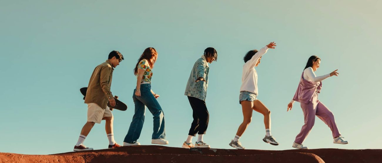 Estrategias Bíblicas para Defender Tu Fe: Guía para Jóvenes y Adultos 7 Grupo de jóvenes caminando juntos, simbolizando crecimiento y búsqueda de la verdad.