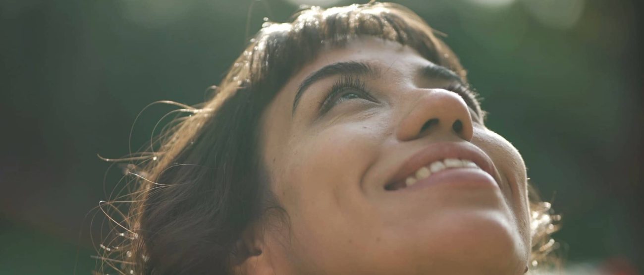 Estrategias Bíblicas para Defender Tu Fe: Guía para Jóvenes y Adultos 8 Mujer mirando hacia arriba con expresión de confianza y seguridad.