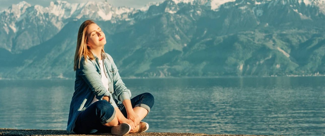 50 Versículos de ánimo y esperanza 1 Mujer disfrutando paz y esperanza al confiar en Dios, inspirada en versículos bíblicos de ánimo.