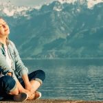 Mujer disfrutando paz y esperanza al confiar en Dios, inspirada en versículos bíblicos de ánimo.