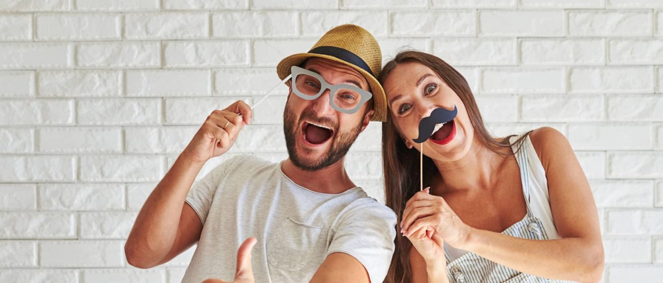 50 Versículos de ánimo y esperanza 6 Pareja celebrando con alegría, representando el gozo cristiano basado en la fe.